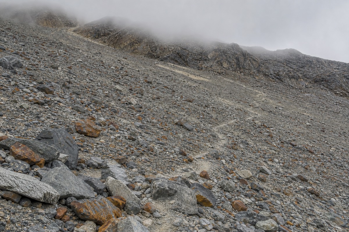 The boulder moraine on the last climb to the towers