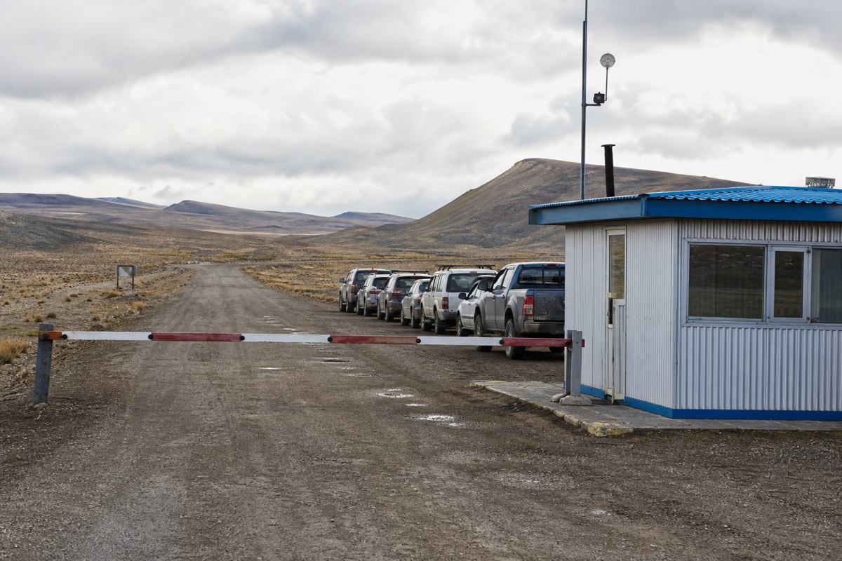 The border road across the Patagonian steppe