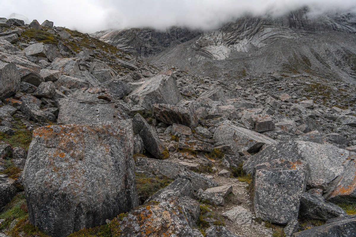 The boulder moraine on the last climb to the towers